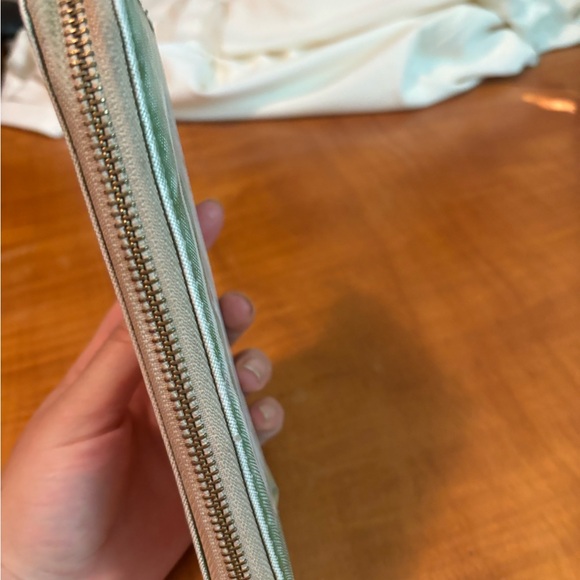 Faux leather zipper wallet. Puppies in a basket on the front and back - Picture 7 of 12